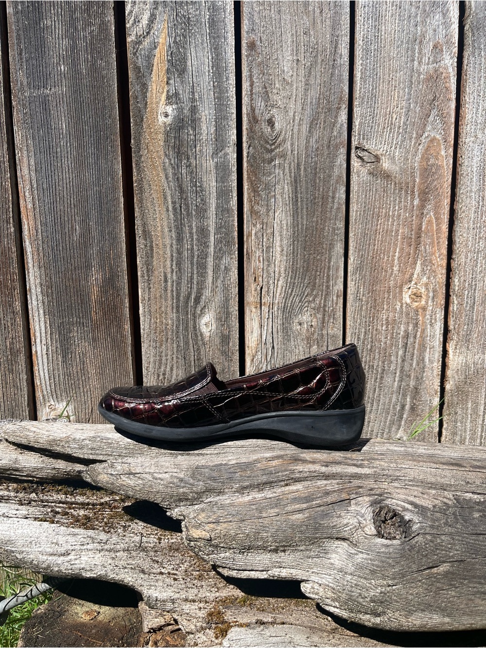 Clarks Collection Dark Burgundy Croc-Embossed Slip-On Loafer size 7.5